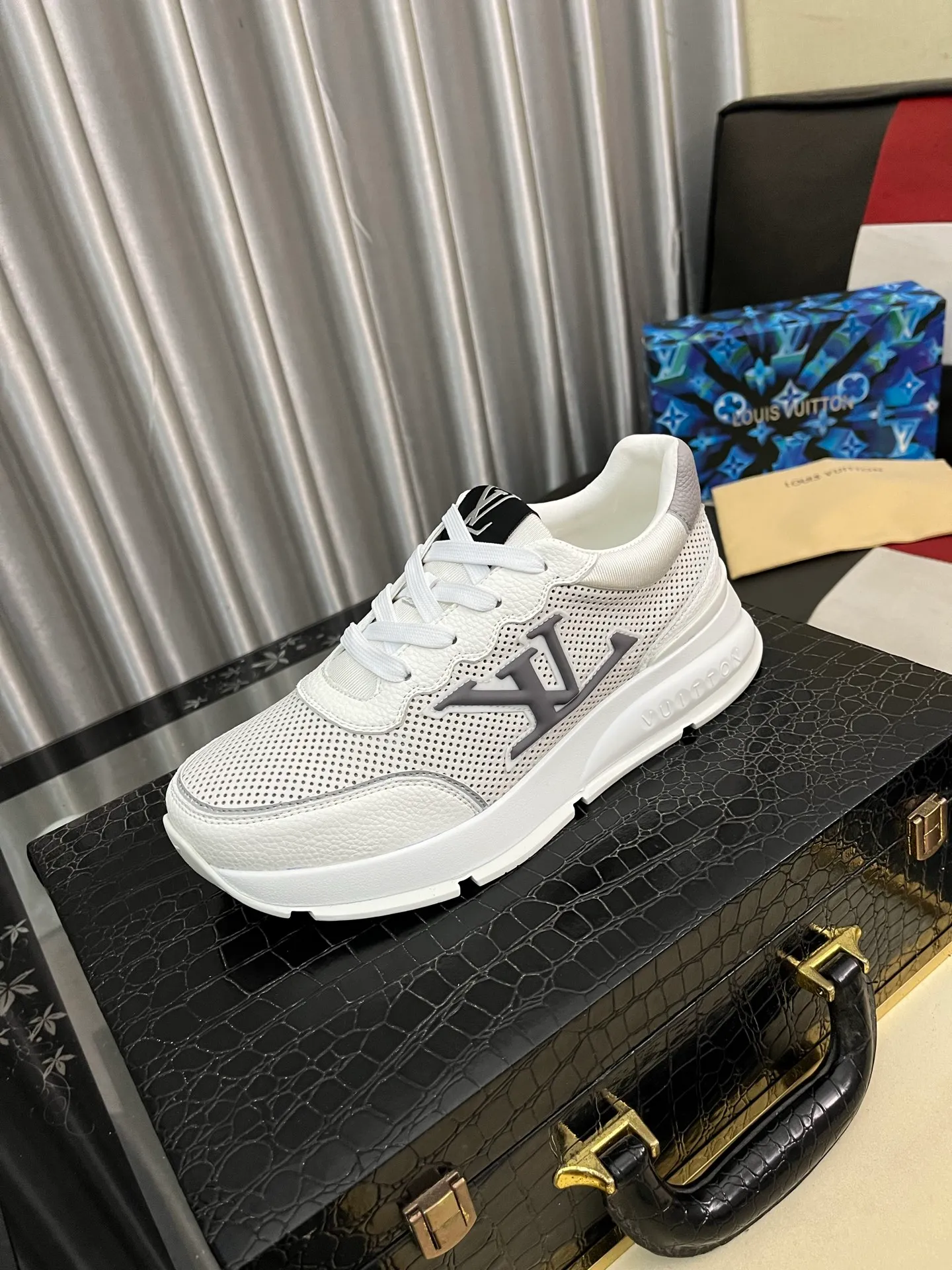 Men's shoes 💰440⌚️⌚️【LOUlS VUlTTON】Louis Vuitton ~ unique and casual style. LV counter purchasing 🏃casual shoes😍😍 are on sale at the men's counter at the same time. Italian imported brands select top-layer Italian cowhide. 🐑Sheepskin lining (refuses to discolor and rub feet) Sole: Original sole specially provided by the original factory 🎬Better in kind Code number: 38-446⃣️Color selection